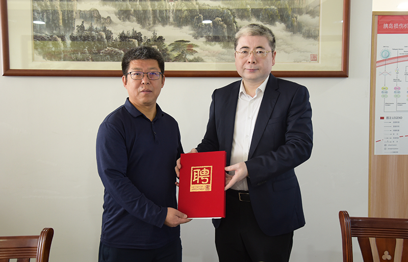 2颁发聘书.jpg 2颁发聘书.jpg