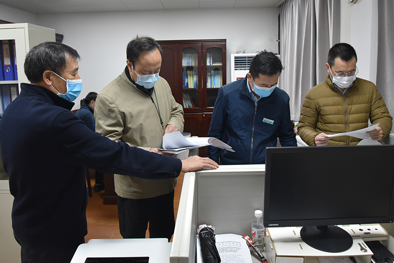 3督导组查阅资料.jpg