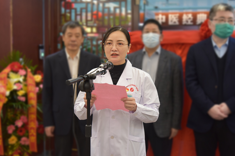 4中医经典病房主任唐晓作表态发言.jpg 4中医经典病房主任唐晓作表态发言.jpg