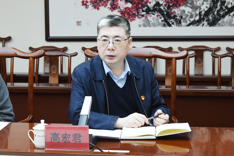 3高宏君做汇报.jpg