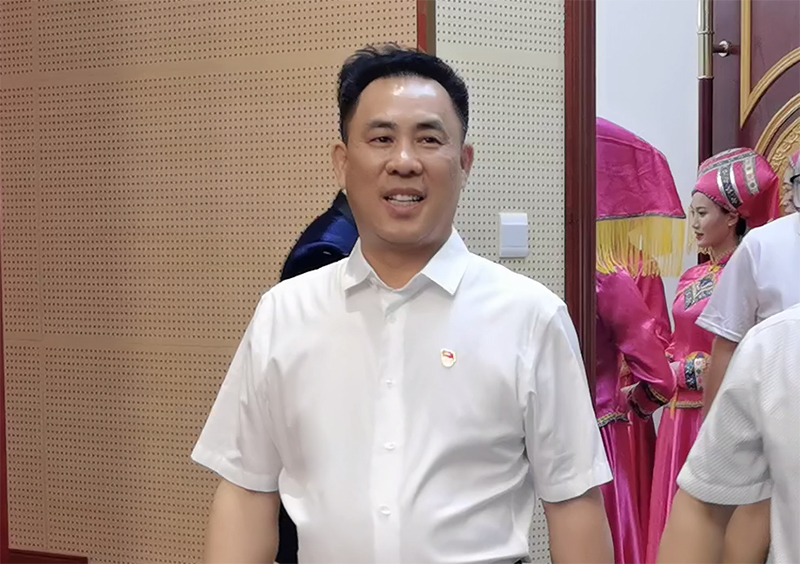 唐友明院长观看演出.jpg