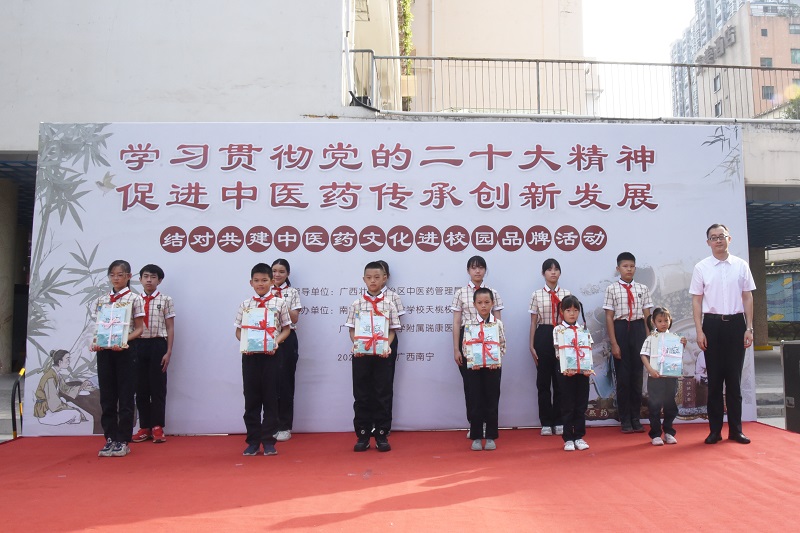 赠书仪式.JPG