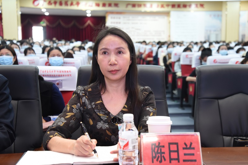 医院党委副书记、副院长陈日兰发言.jpg 医院党委副书记、副院长陈日兰发言.jpg