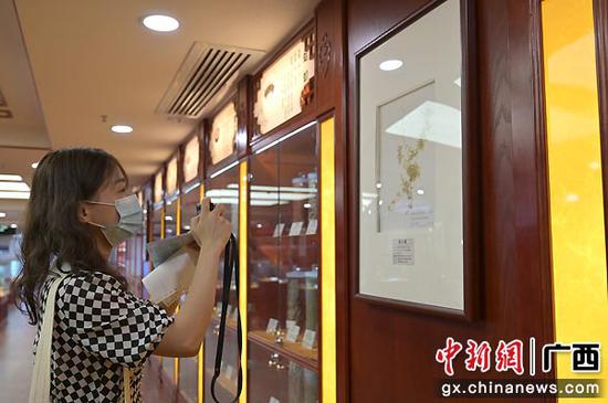 图为市民参观广西中医药大学附属瑞康医院中医药博物馆。俞靖 摄 图为市民参观广西中医药大学附属瑞康医院中医药博物馆。俞靖 摄