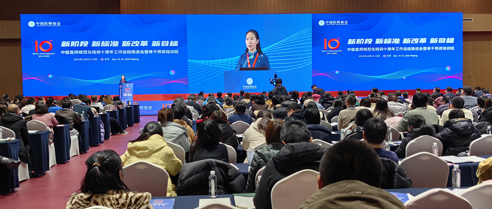 党委副书记、副院长陈日兰主持专家讲座.jpg