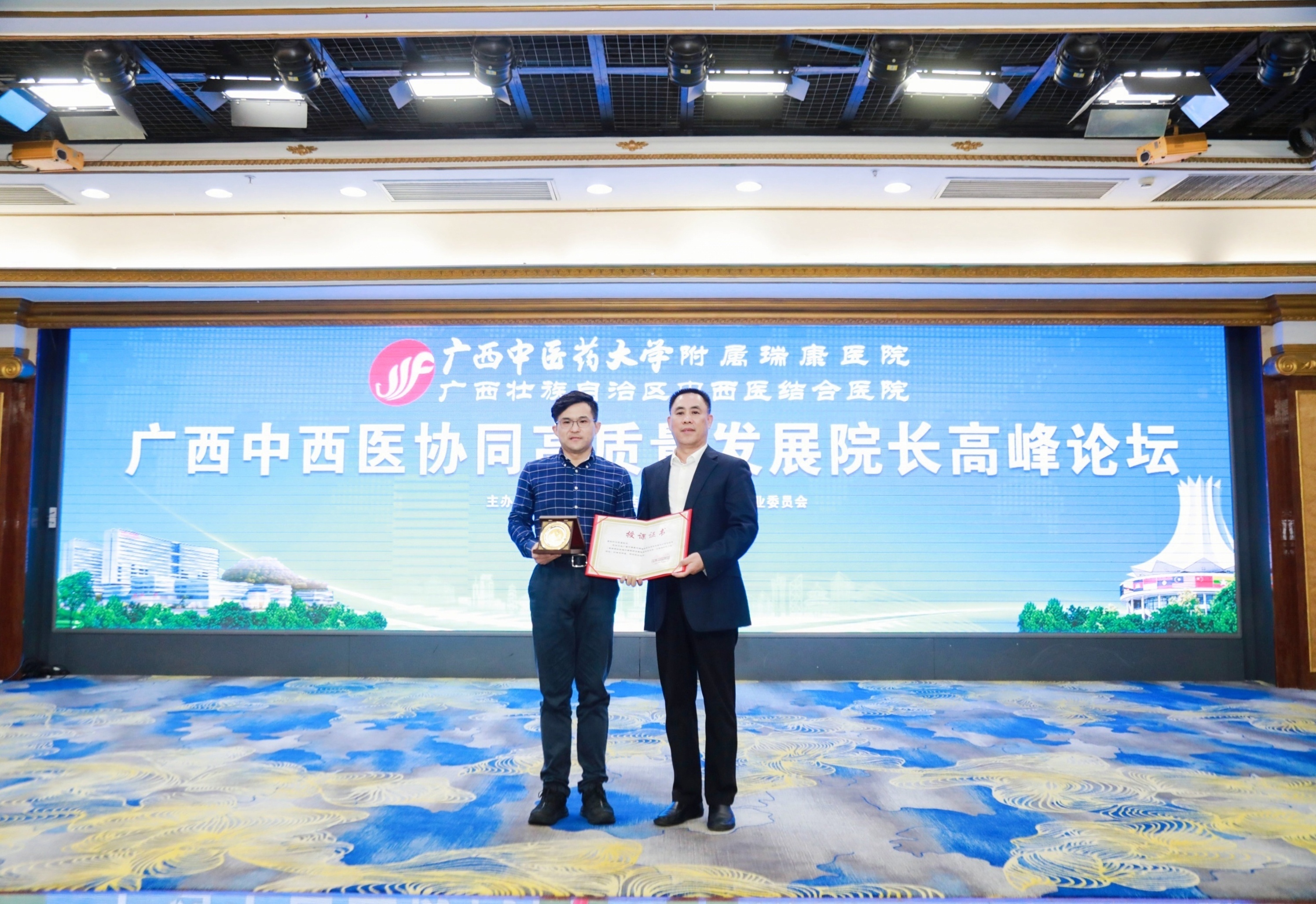 5唐友明院长为江蒙喜教授颁发授课证书并赠送医院纪念牌.jpeg 5唐友明院长为江蒙喜教授颁发授课证书并赠送医院纪念牌.jpeg