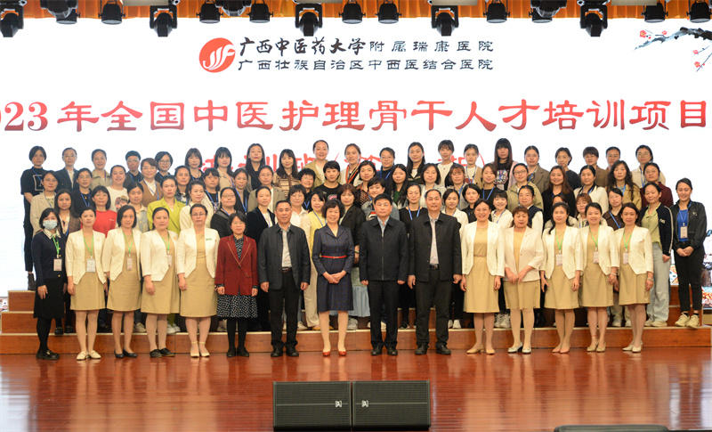 领导与学员合影.jpg
