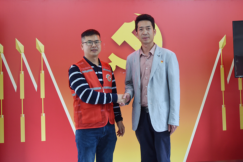 4新老“第一书记”交接.jpg