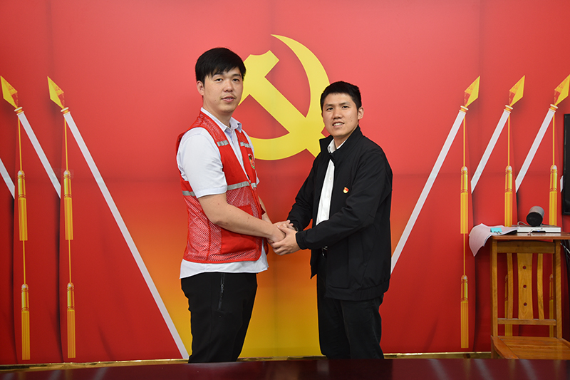 3新老“第一书记”交接.jpg