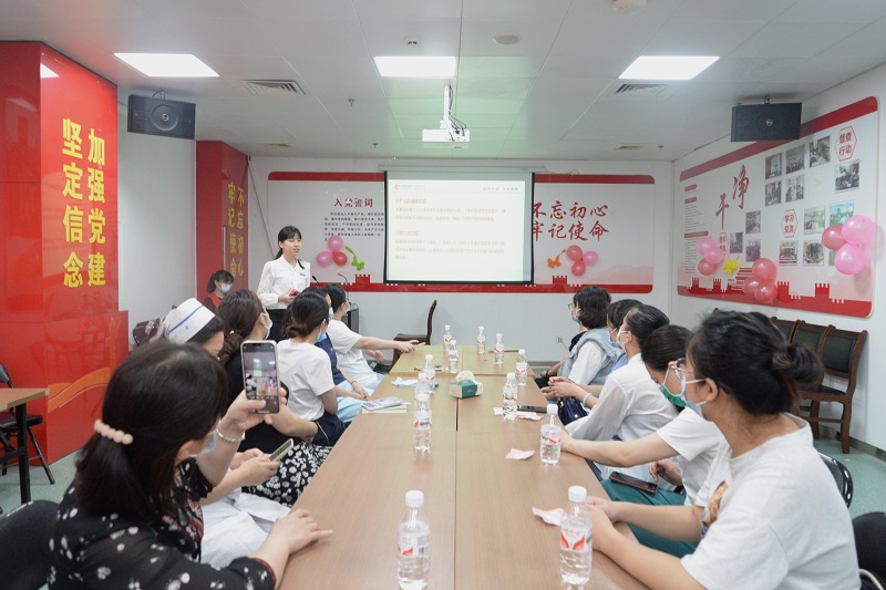 社工部黄兆欣授课.jpg