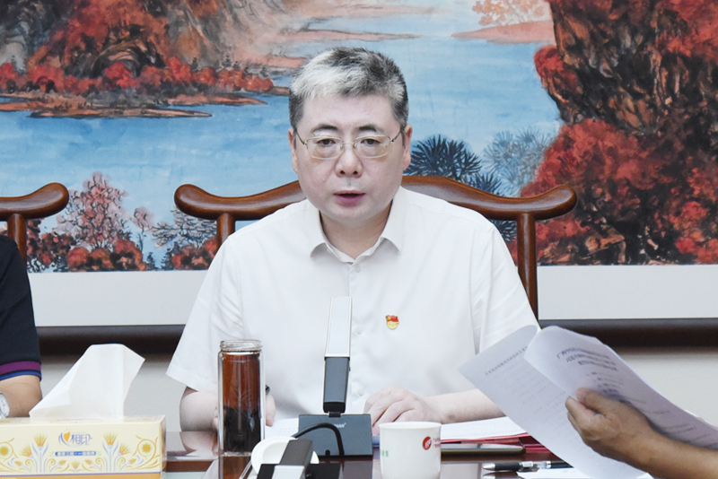 2高宏君书记主持会议并讲话.jpg 2高宏君书记主持会议并讲话.jpg