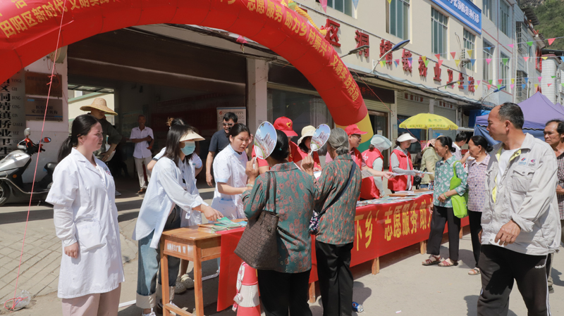 发放宣传资料.jpg