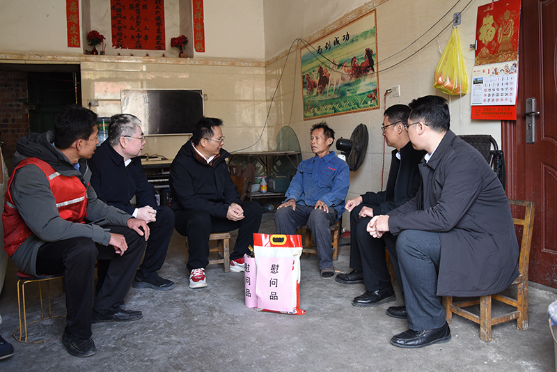 4慰问困难群众.jpg