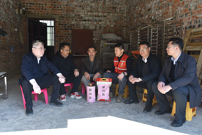 7慰问困难群众.jpg