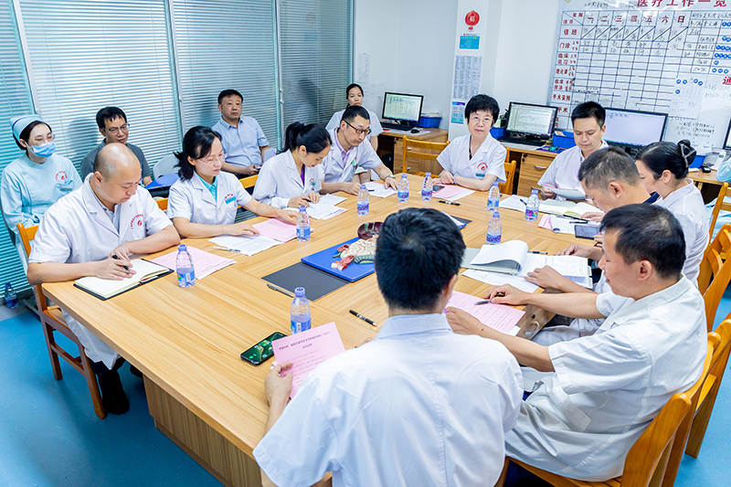 多学科联合会诊现场.jpg