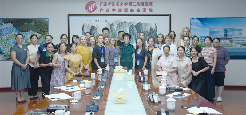 唐红珍院长授课俄罗斯学员 沉浸式体验中医辨证诊疗