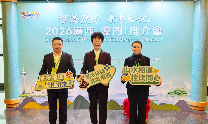 1唐红珍院长带队参会.jpg