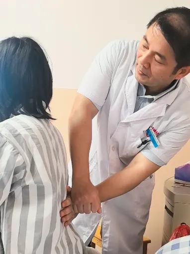 腰痛分不清是劳损还是结石？医生教你空手叩击法