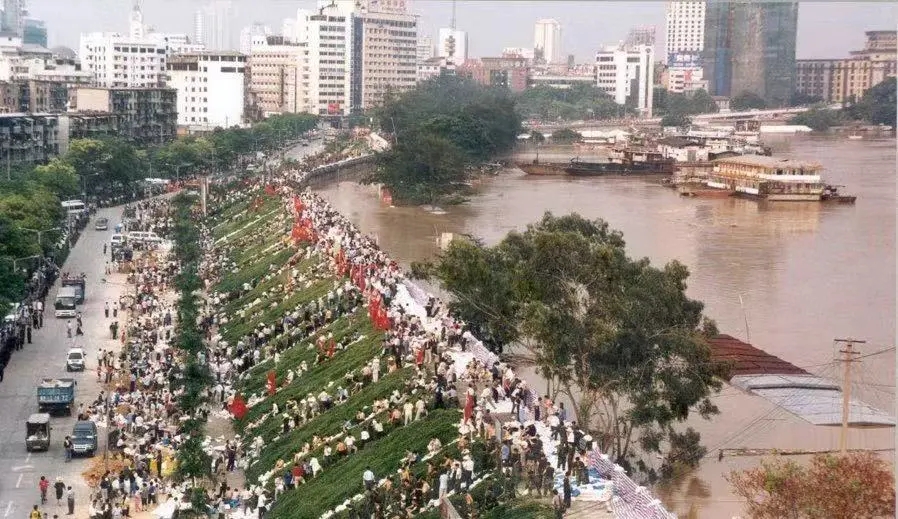 【我和二附院的故事】25年前那场特大洪水，他们用血肉筑起生命堤坝